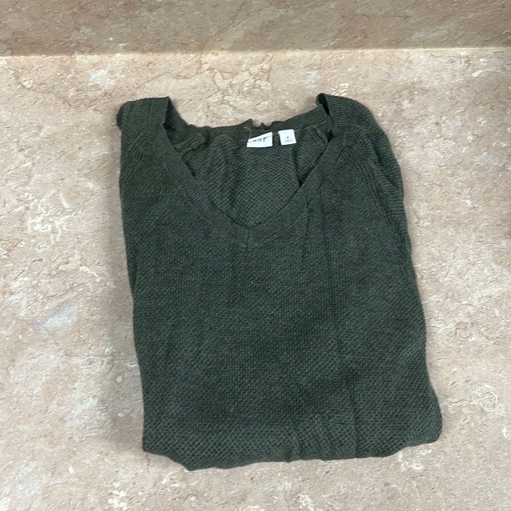 Gap sweater